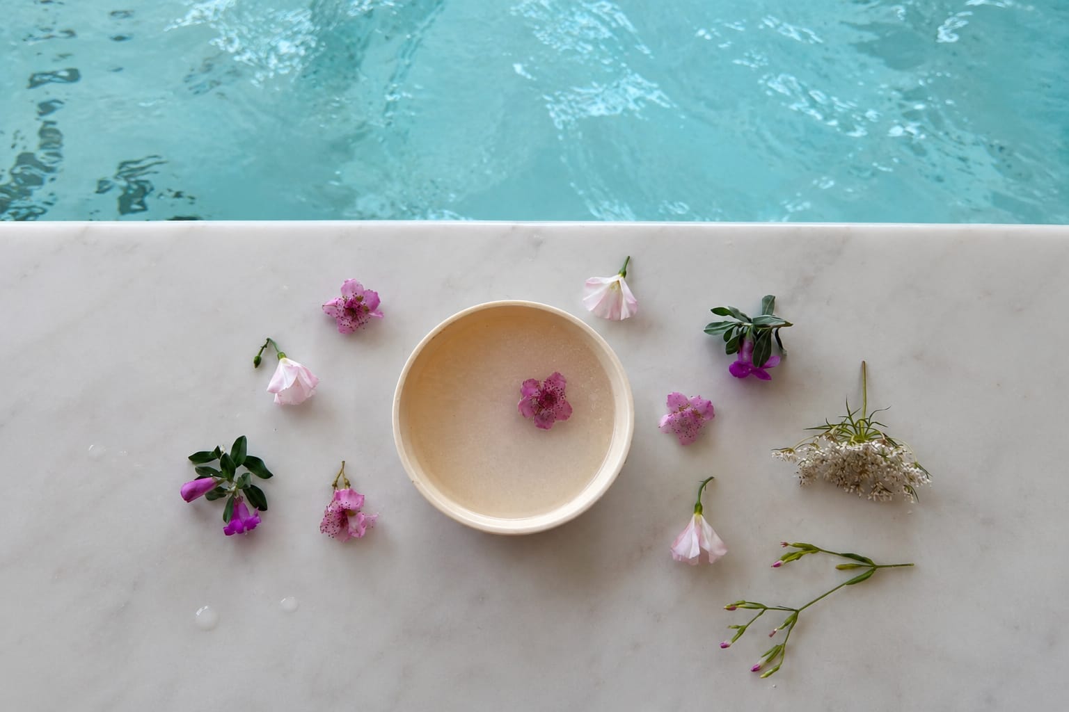 "Acqua & Sale" - Experience: Percorso Benessere, Giornata a bordo piscina, Scrub sul lettino & Massaggio